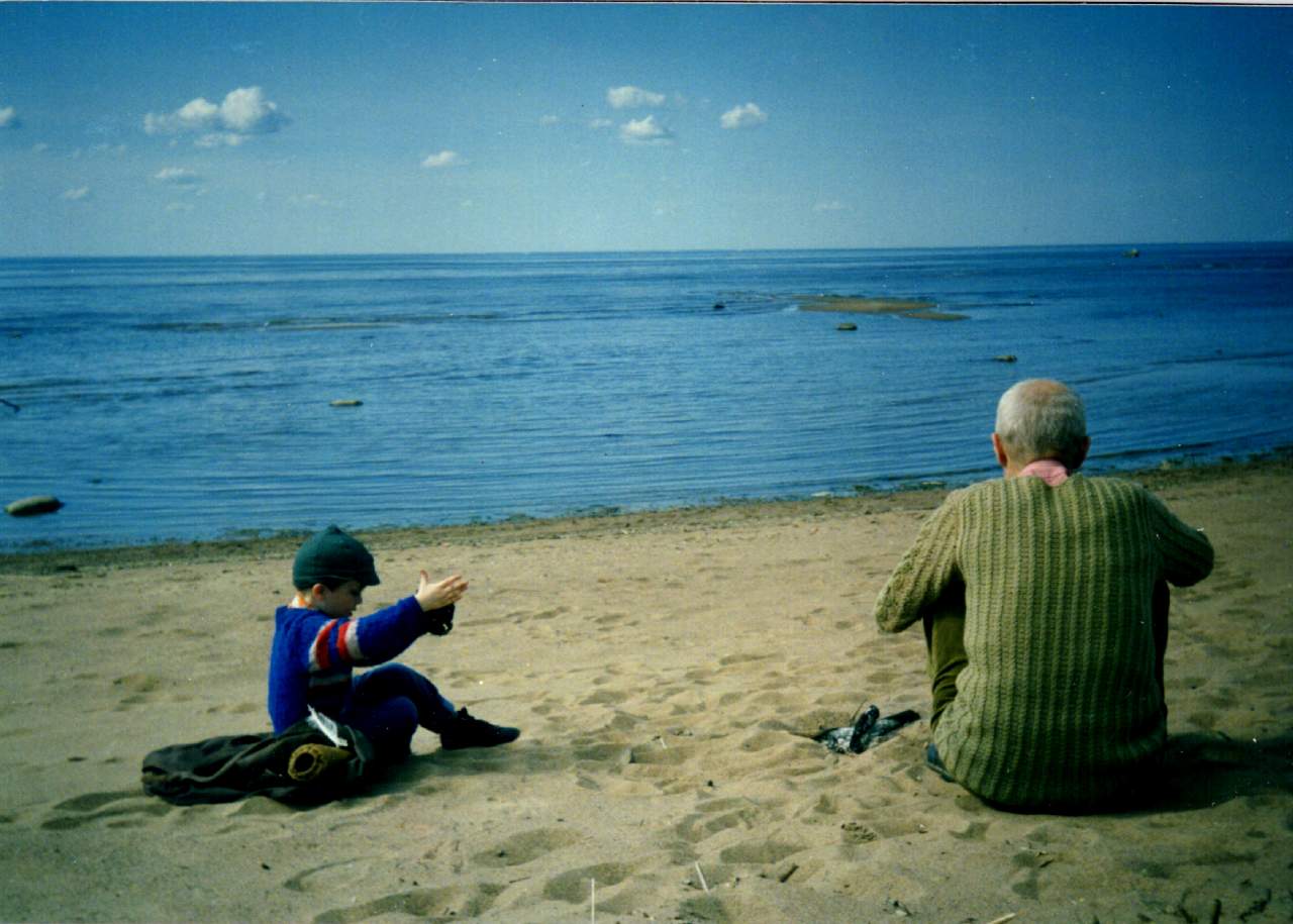Лев младший и Лев старший на берегу Финского залива в Ушково 1994 г.