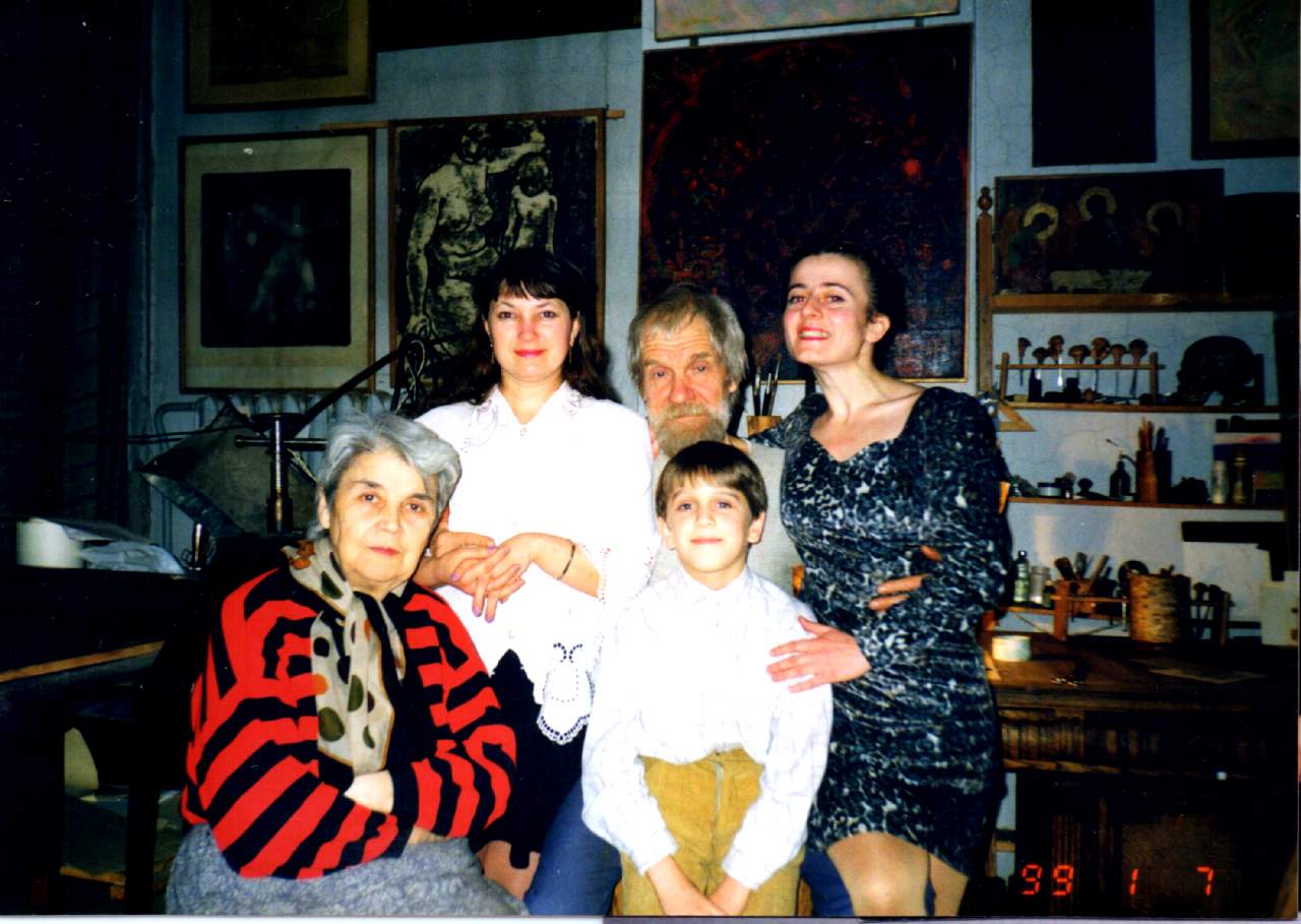 В мастерской. Теща Аза Хугаева, друзья Татьяна Пономарева и Кетеван Киркитадзе. 1999 г.