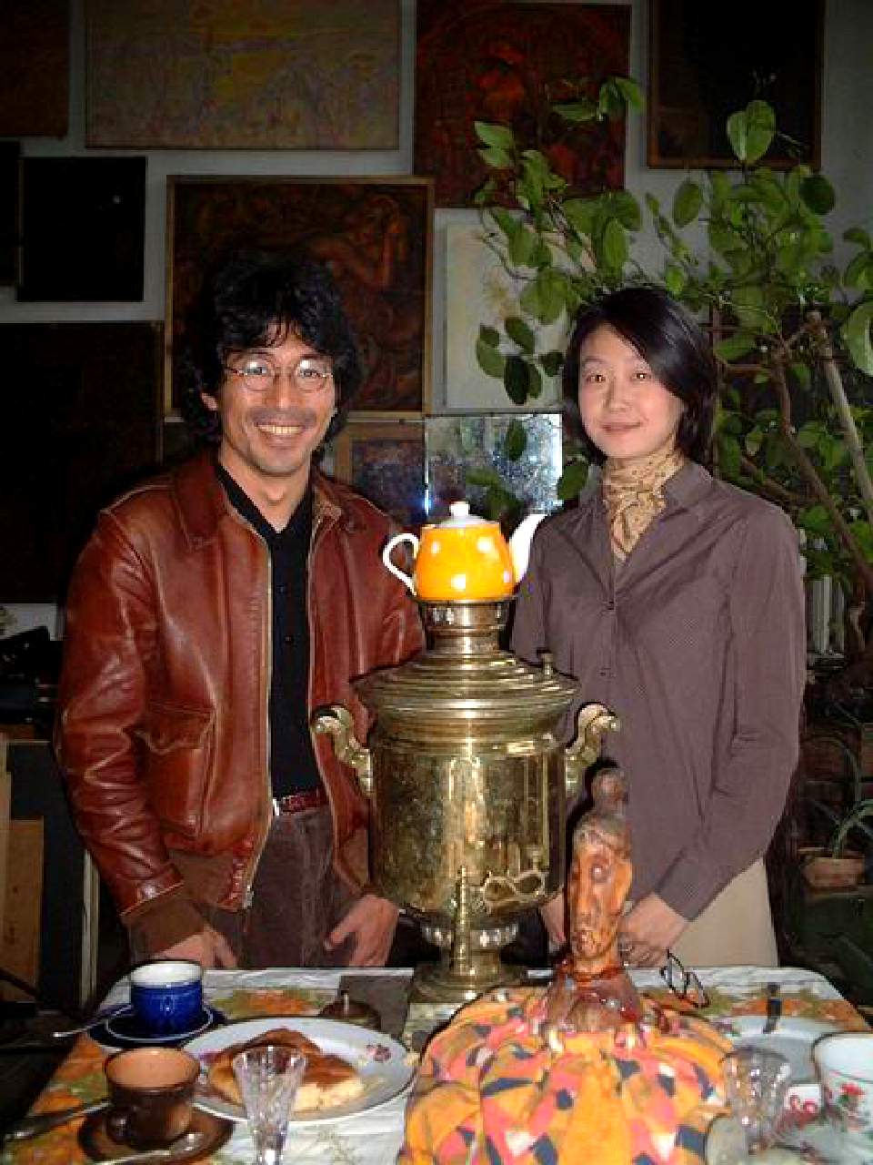 Японский журналист Наоя Сугио и его жена Вакана в мастерской Льва Овчинникова. 2002 г.